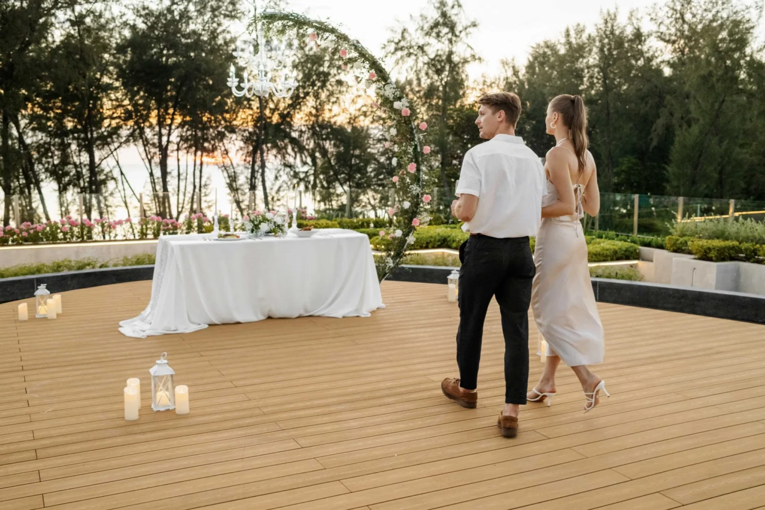 Couple-walking-to-the-rommantic-dinner-table-resort-view-sca